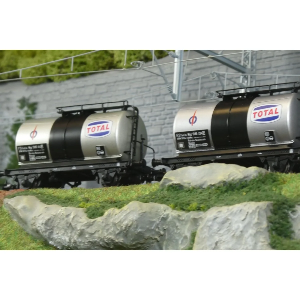 Rivarossi HR6565 Set of 2 two-axle tank wagons, FS, Total Rivarossi HR6565 Set of 2 two-axle tank wagons, FS, Total