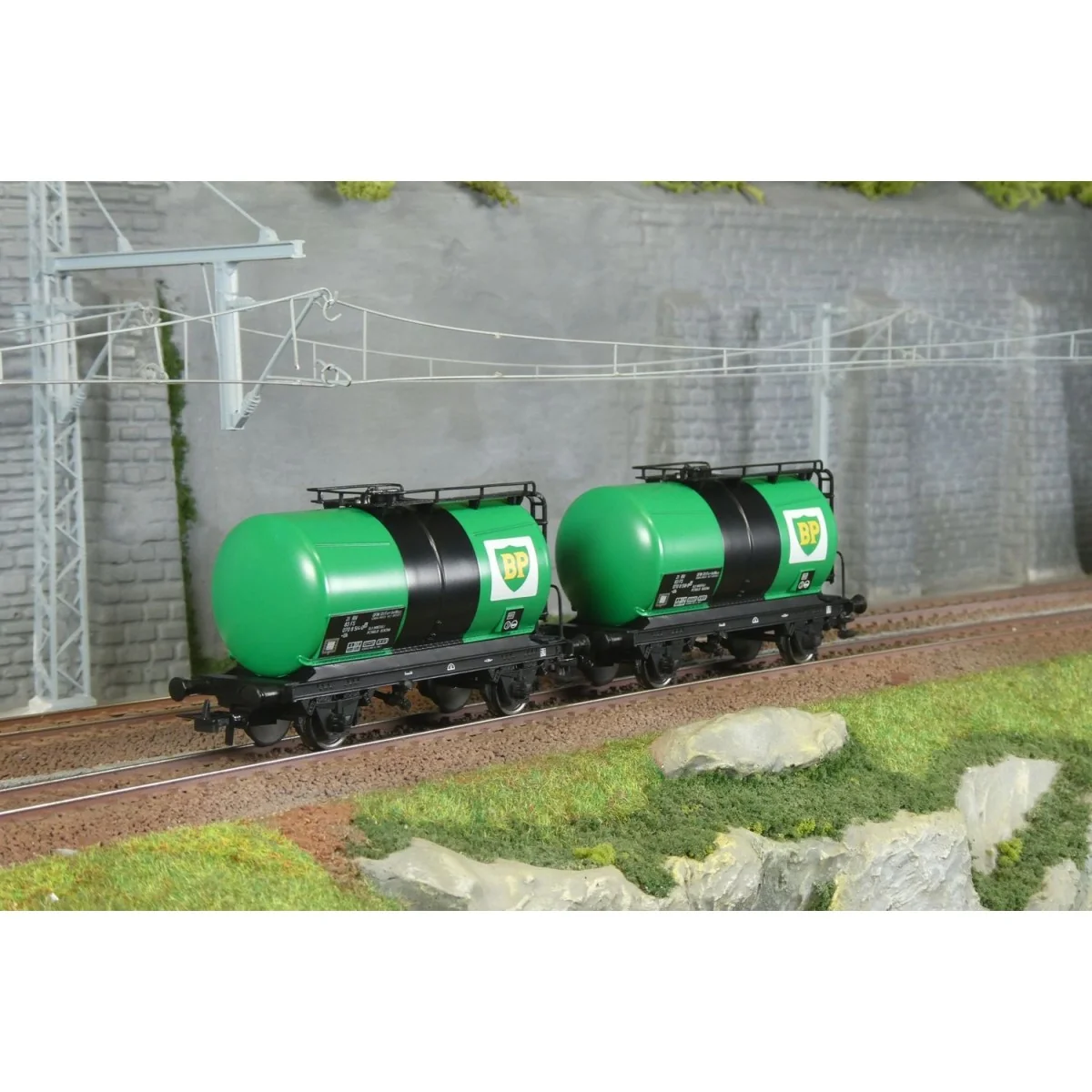 Rivarossi HR6567 Set of 2 two-axle tank wagons, FS, BP Rivarossi HR6567 Set of 2 two-axle tank wagons, FS, BP