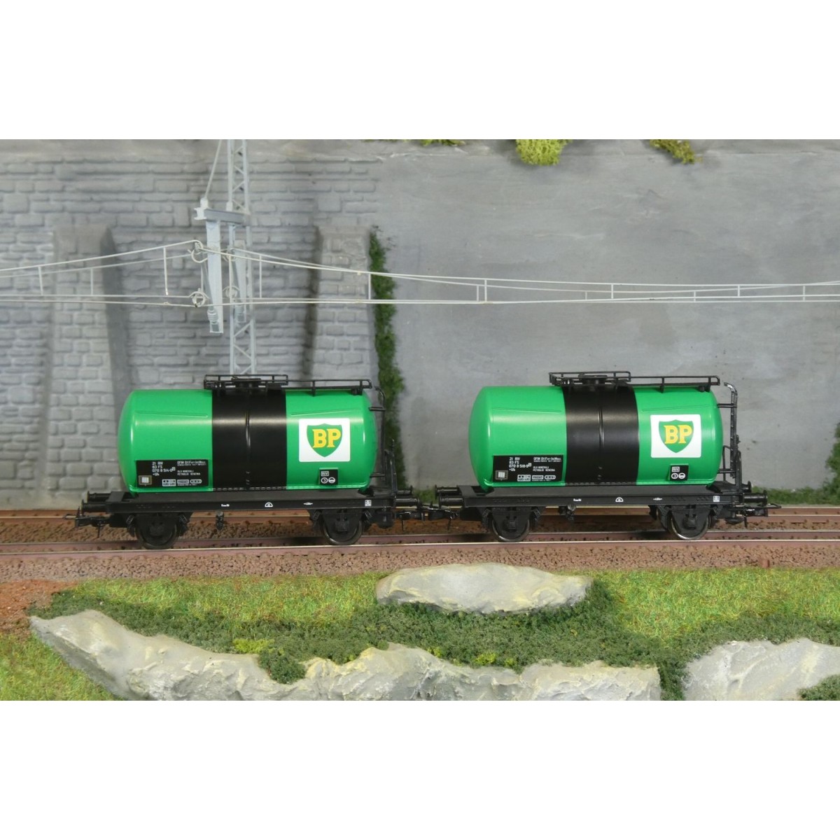 Rivarossi HR6567 Set of 2 two-axle tank wagons, FS, BP Rivarossi HR6567 Set of 2 two-axle tank wagons, FS, BP