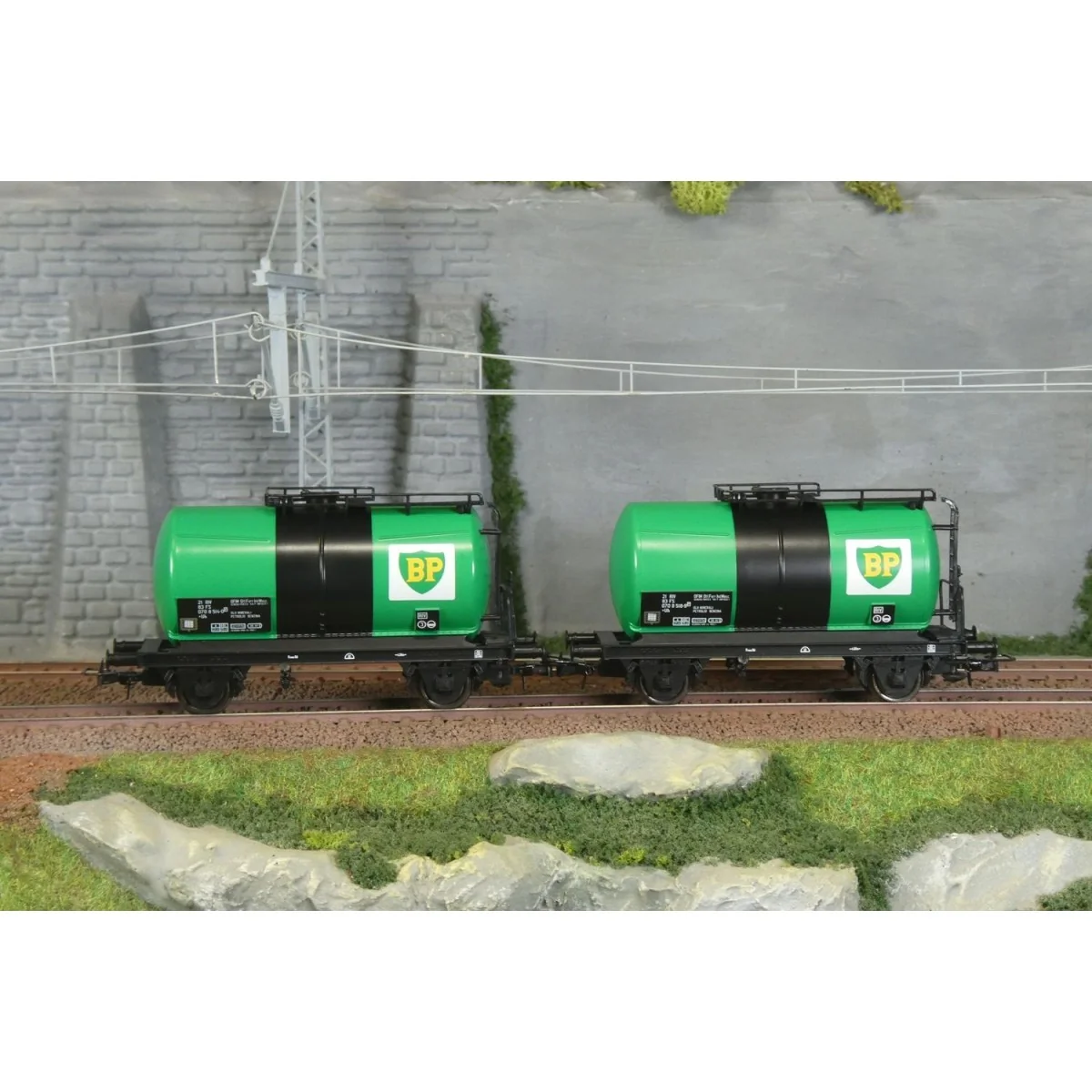 Rivarossi HR6567 Set of 2 two-axle tank wagons, FS, BP Rivarossi HR6567 Set of 2 two-axle tank wagons, FS, BP