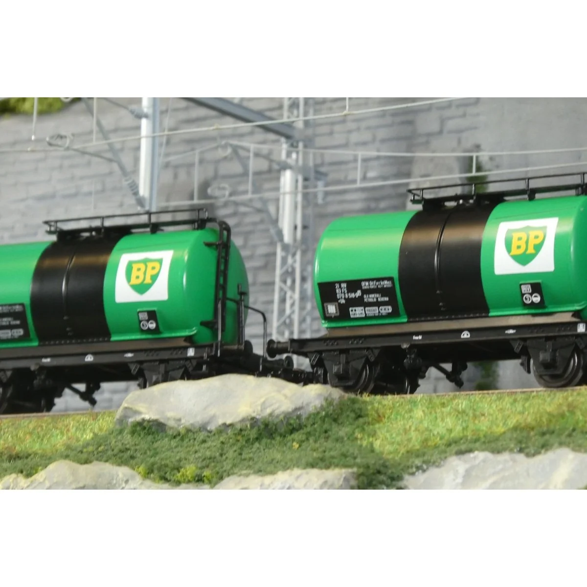 Rivarossi HR6567 Set of 2 two-axle tank wagons, FS, BP Rivarossi HR6567 Set of 2 two-axle tank wagons, FS, BP
