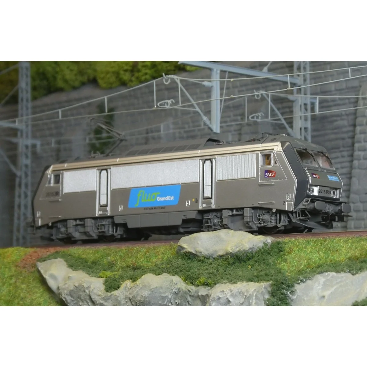 Jouef HJ2470 Locomotive électrique BB 26163R, SNCF, livrée fluo Gra... Jouef HJ2470 Locomotive électrique BB 26163R, SNCF, livrée fluo Gra...