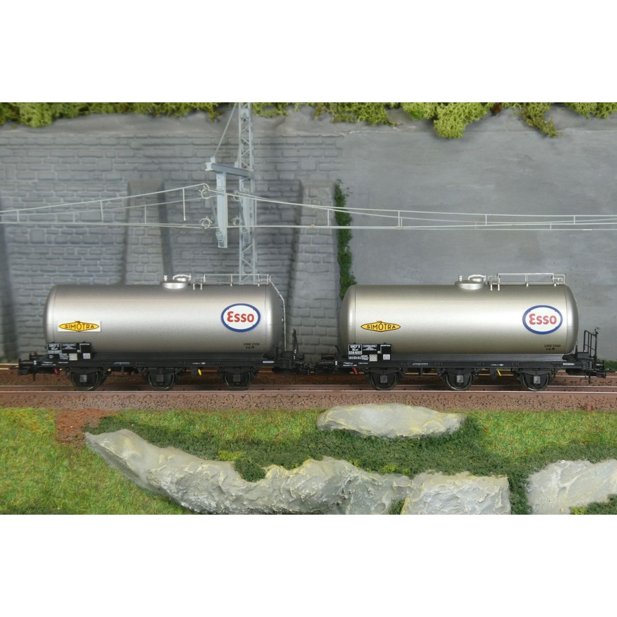 Set of 2 ESSO SNCF 3-axle tank wagons - Jouef HJ6294 - HO 1/87 Set of 2 ESSO SNCF 3-axle tank wagons - Jouef HJ6294 - HO 1/87