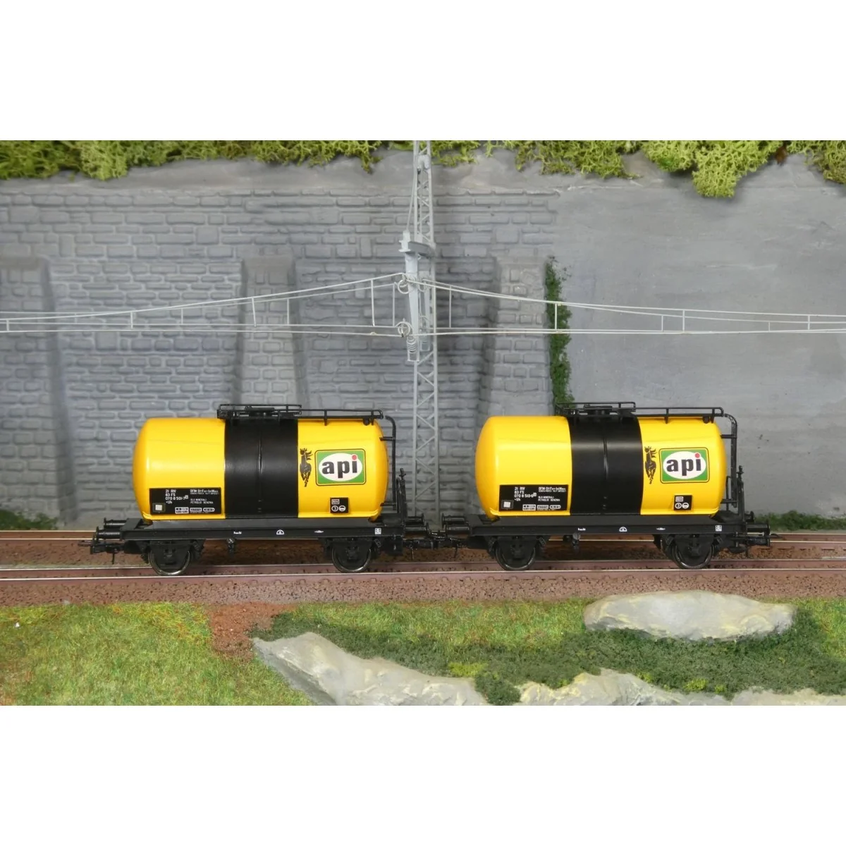 Set of 2 two-axle API tank wagons, FS - Rivarossi HR6566 - H0 Set of 2 two-axle API tank wagons, FS - Rivarossi HR6566 - H0