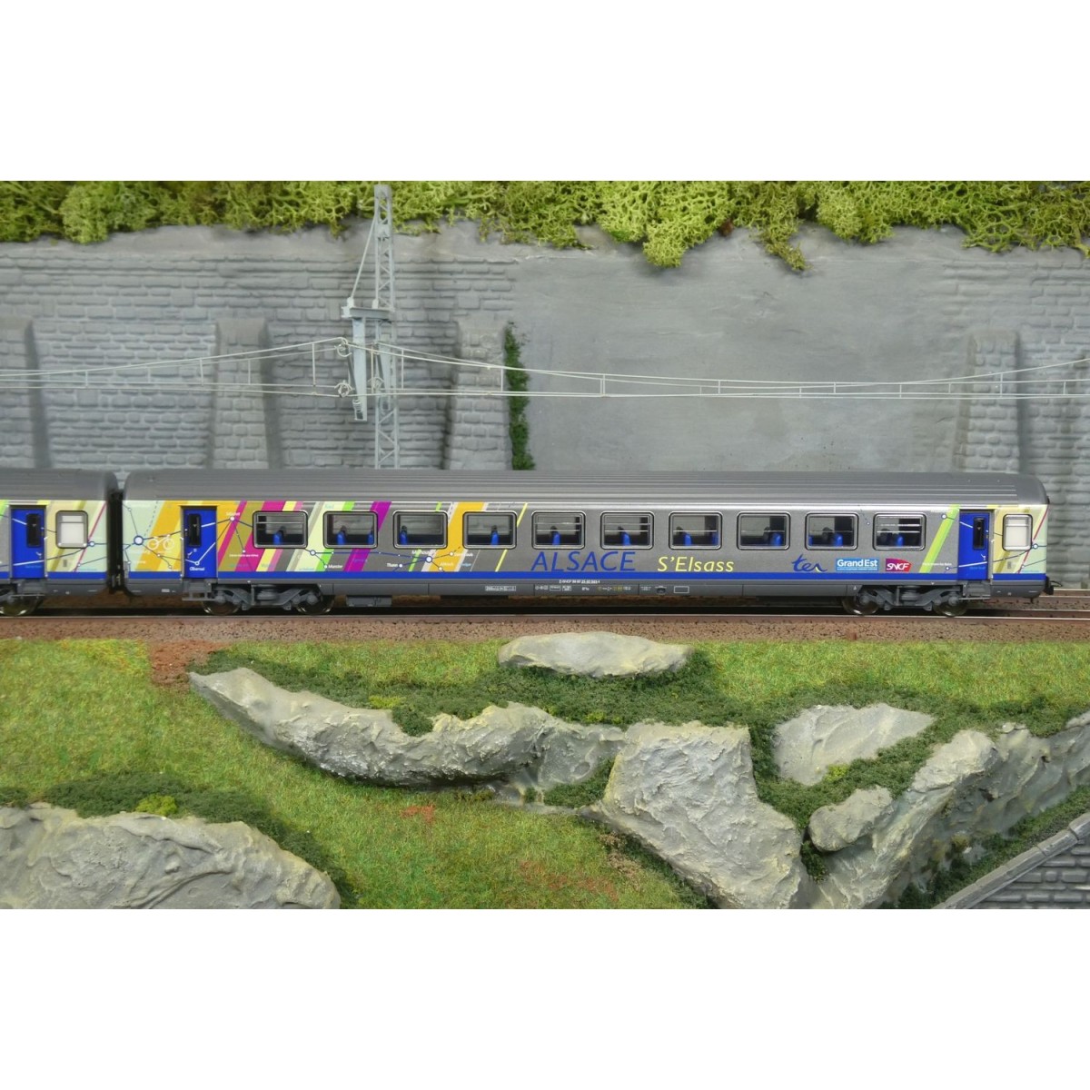 Set of 2 Corail Alsace passenger cars, B11tu / B11tu, carm logo... Set of 2 Corail Alsace passenger cars, B11tu / B11tu, carm logo...