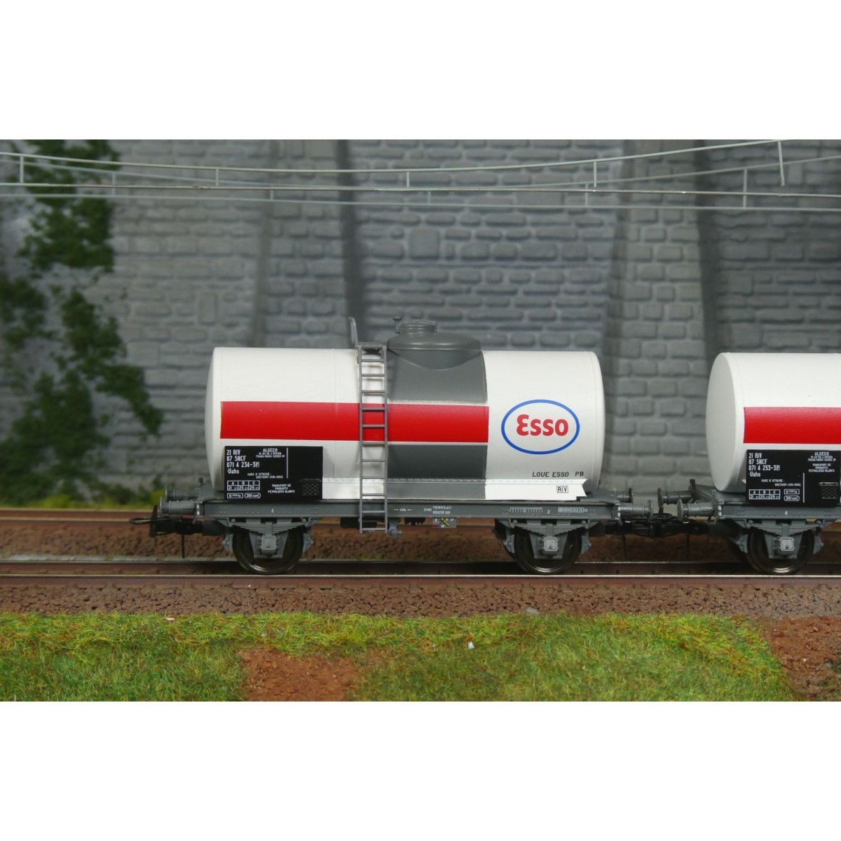 Ree Models WB878 Set of 2 Petrol Tank Wagons, SNCF, ESSO, White Ree Models WB878 Set of 2 Petrol Tank Wagons, SNCF, ESSO, White