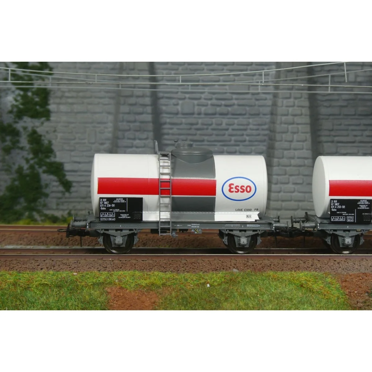 Ree Models WB878 Set of 2 Petrol Tank Wagons, SNCF, ESSO, White Ree Models WB878 Set of 2 Petrol Tank Wagons, SNCF, ESSO, White