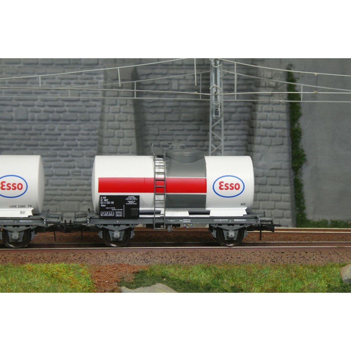 Ree Models WB878 Set of 2 Petrol Tank Wagons, SNCF, ESSO, White Ree Models WB878 Set of 2 Petrol Tank Wagons, SNCF, ESSO, White