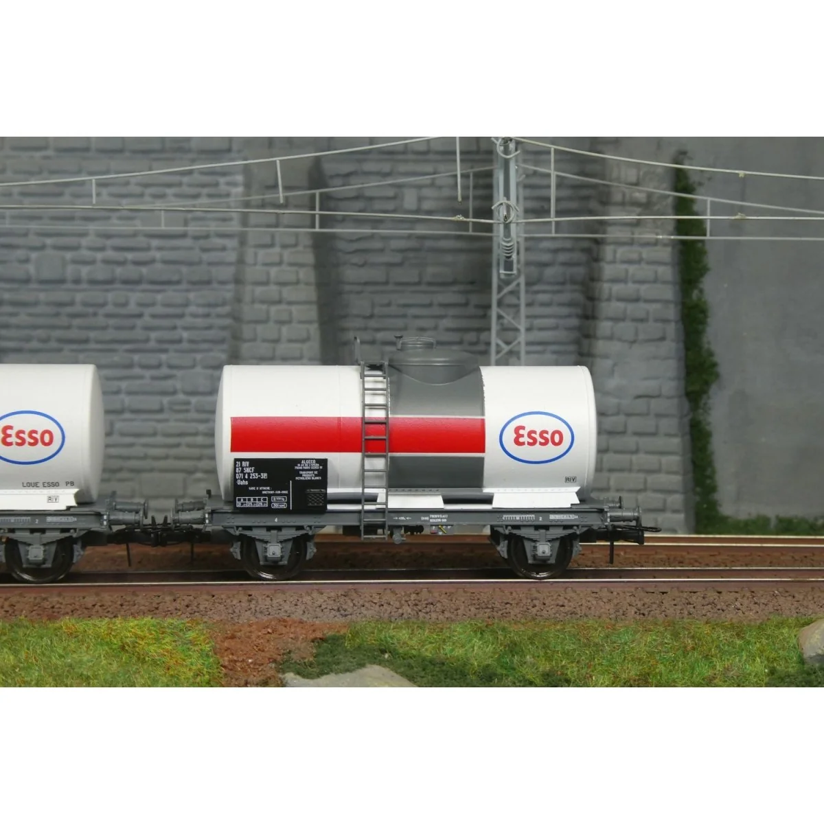 Ree Models WB878 Set of 2 Petrol Tank Wagons, SNCF, ESSO, White Ree Models WB878 Set of 2 Petrol Tank Wagons, SNCF, ESSO, White