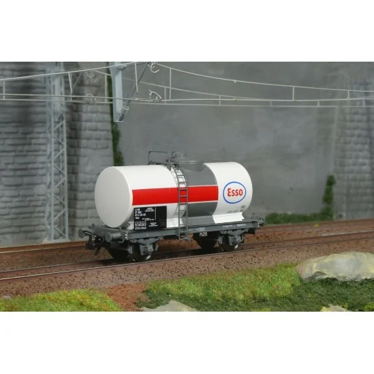 Ree Models WB877 Petroleum Tank Wagon, SNCF, ESSO, White WB-877-Ree Models WB877 Petroleum Tank Wagon, SNCF, ESSO, White