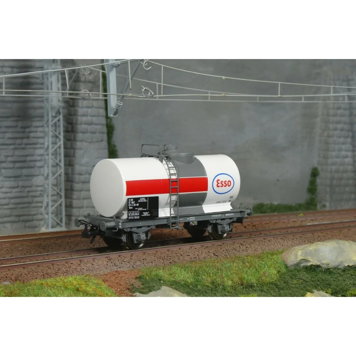 Ree Models WB877 Petroleum Tank Wagon, SNCF, ESSO, White Ree Models WB877 Petroleum Tank Wagon, SNCF, ESSO, White