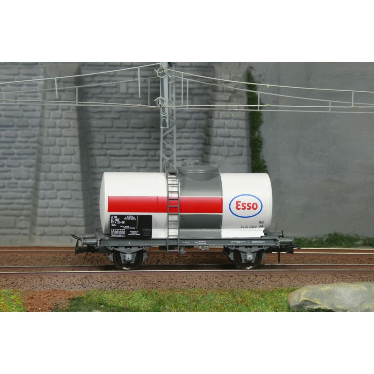 Ree Models WB877 Petroleum Tank Wagon, SNCF, ESSO, White Ree Models WB877 Petroleum Tank Wagon, SNCF, ESSO, White