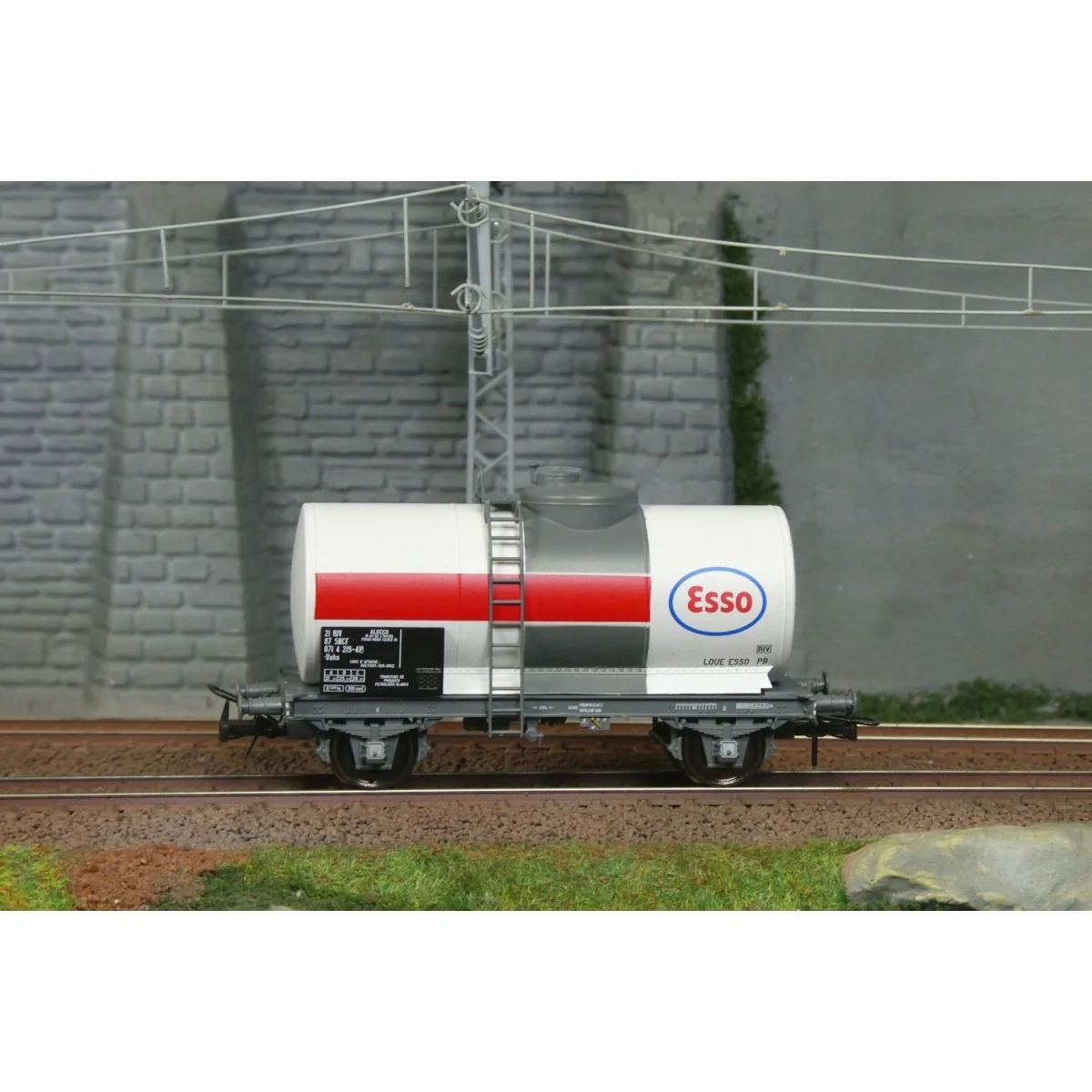 Ree Models WB877 Petroleum Tank Wagon, SNCF, ESSO, White Ree Models WB877 Petroleum Tank Wagon, SNCF, ESSO, White