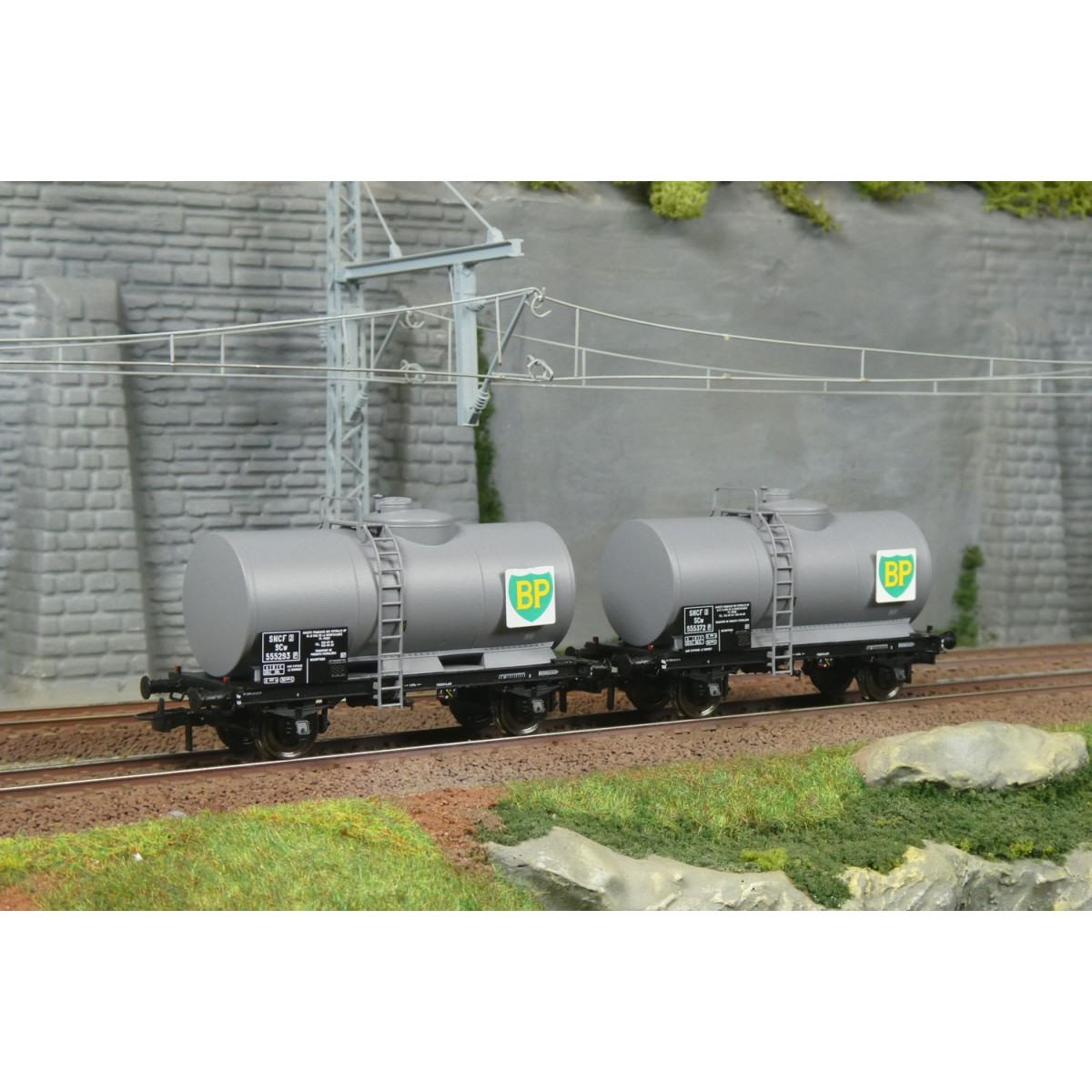 Ree models WB876 Set of 2 Petrol, SNCF, BP tank wagons Ree models WB876 Set of 2 Petrol, SNCF, BP tank wagons