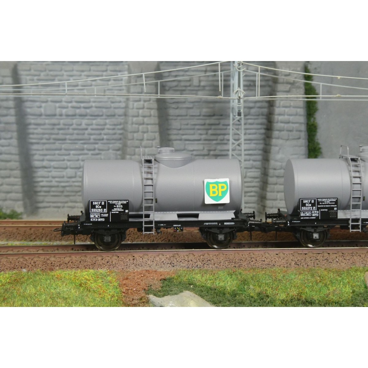 Ree models WB876 Set of 2 Petrol, SNCF, BP tank wagons Ree models WB876 Set of 2 Petrol, SNCF, BP tank wagons