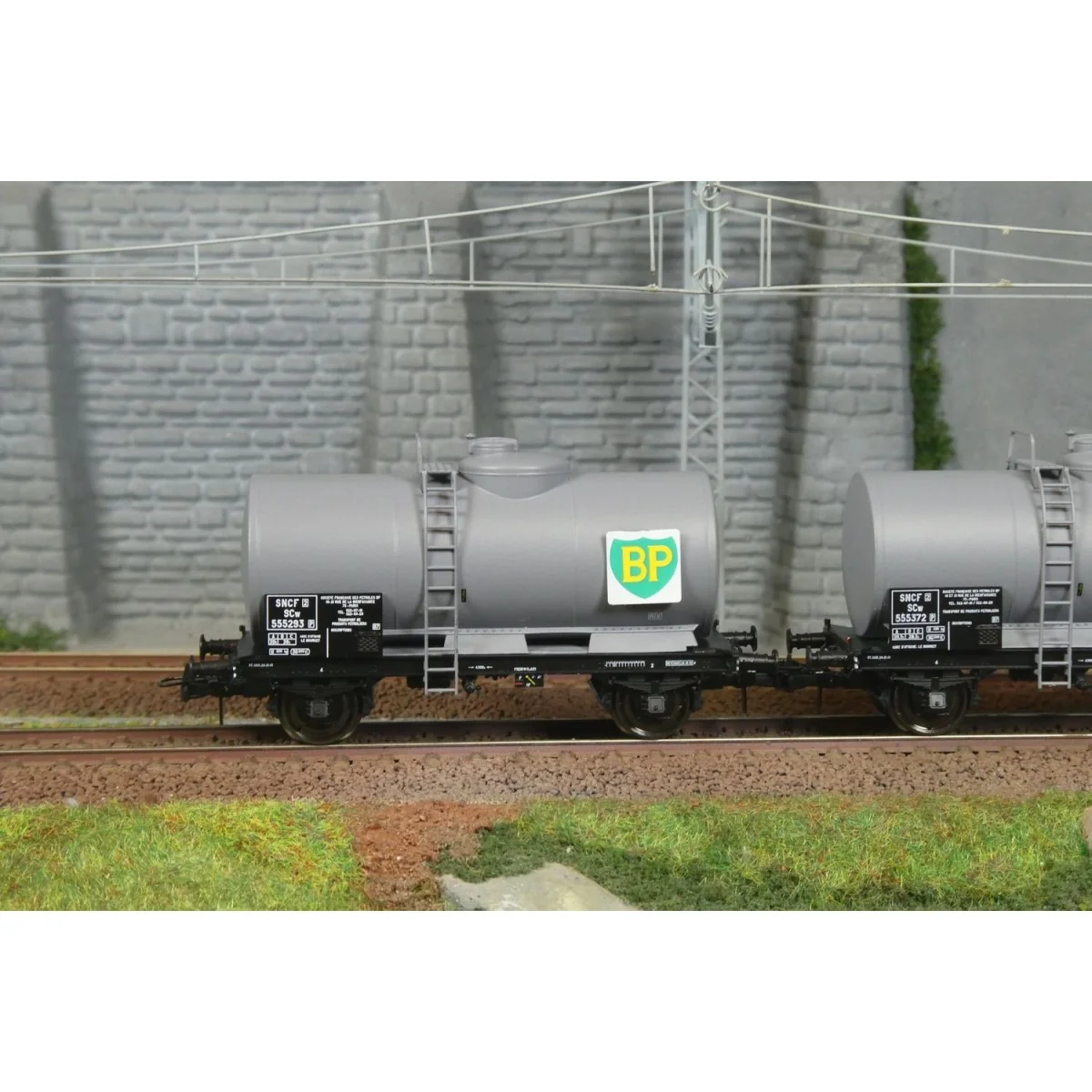 Ree models WB876 Set of 2 Petrol, SNCF, BP tank wagons Ree models WB876 Set of 2 Petrol, SNCF, BP tank wagons