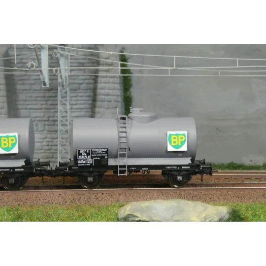 Ree models WB876 Set of 2 Petrol, SNCF, BP tank wagons WB-876-Ree models WB876 Set of 2 Petrol, SNCF, BP tank wagons