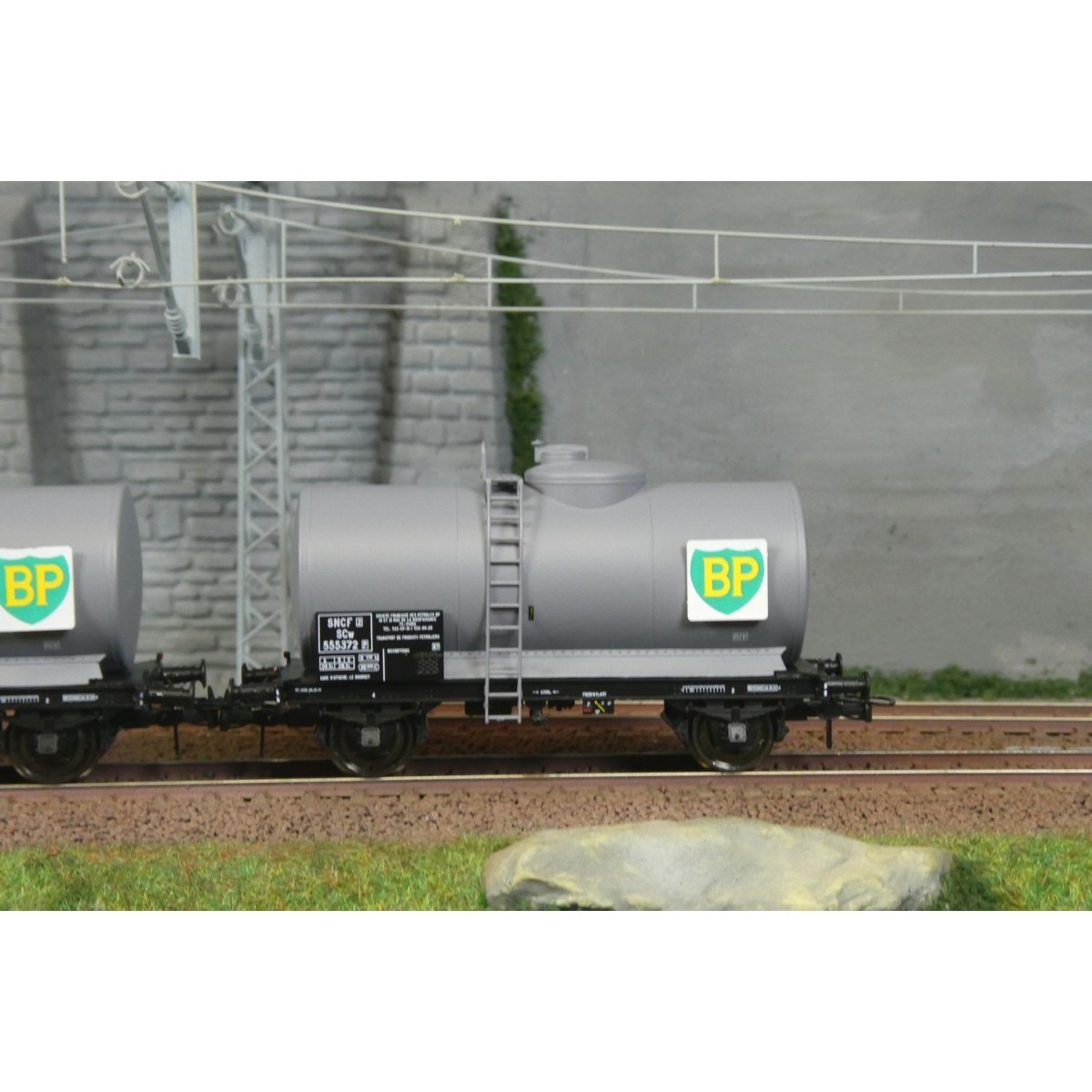 Ree models WB876 Set of 2 Petrol, SNCF, BP tank wagons Ree models WB876 Set of 2 Petrol, SNCF, BP tank wagons
