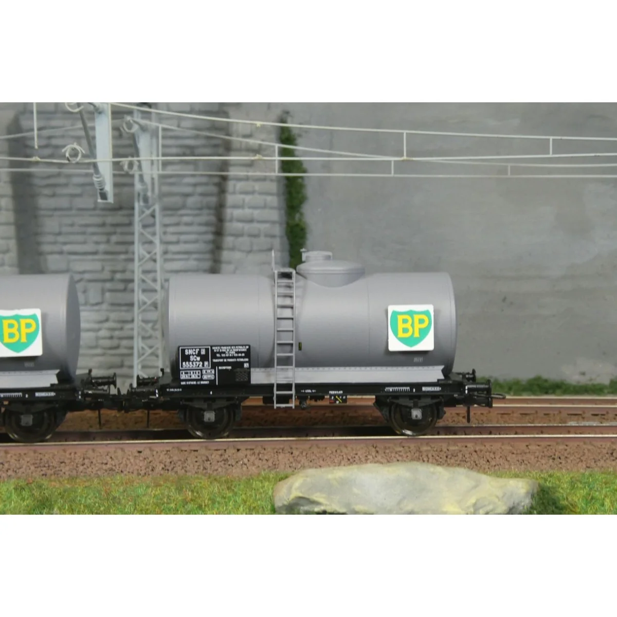 Ree models WB876 Set of 2 Petrol, SNCF, BP tank wagons Ree models WB876 Set of 2 Petrol, SNCF, BP tank wagons