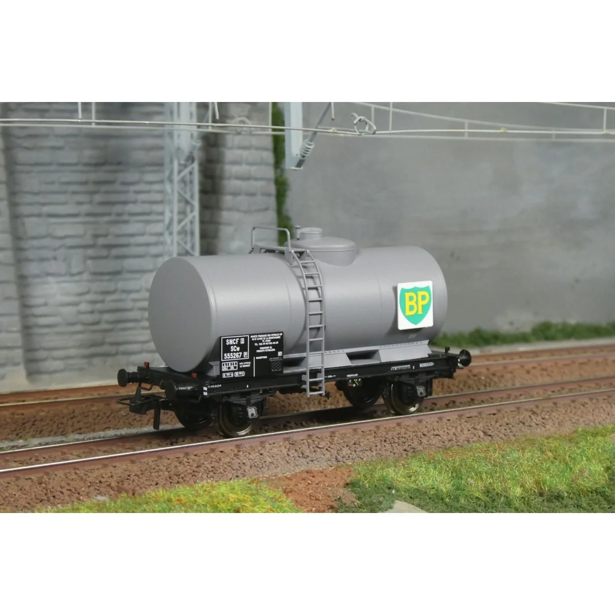 Ree Models WB875 Petroleum Tank Wagon, SNCF, BP Ree Models WB875 Petroleum Tank Wagon, SNCF, BP