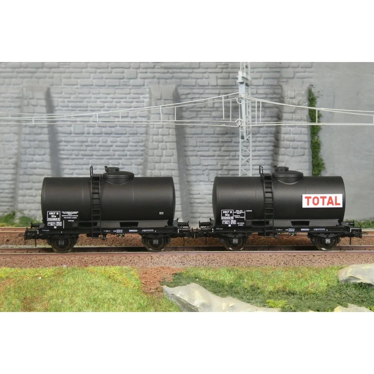 Ree models WB874 Set of 2 Oil tank wagons, SNCF, TOTAL Ree models WB874 Set of 2 Oil tank wagons, SNCF, TOTAL