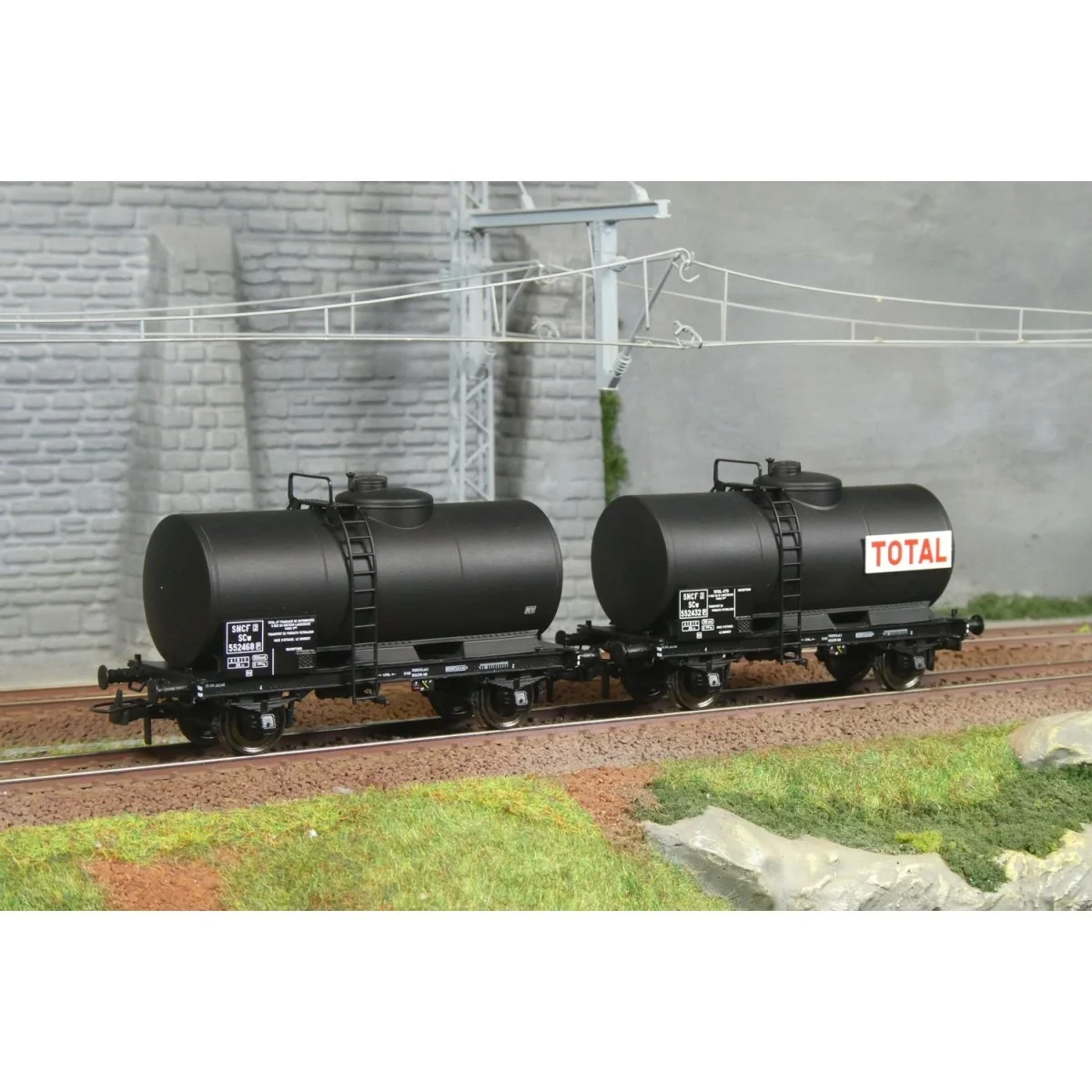 Ree models WB874 Set of 2 Oil tank wagons, SNCF, TOTAL Ree models WB874 Set of 2 Oil tank wagons, SNCF, TOTAL