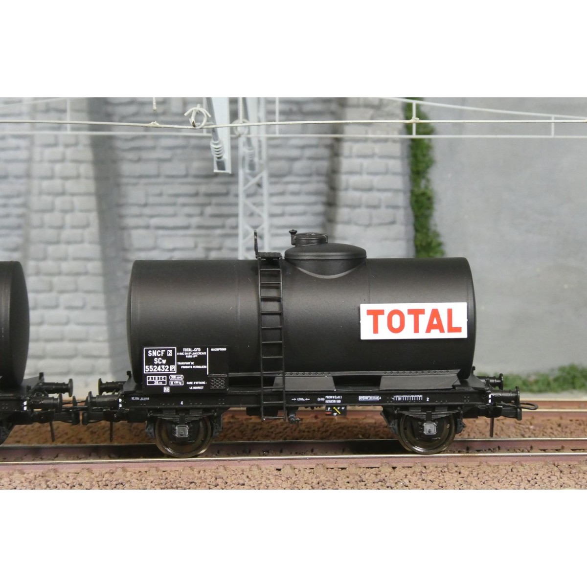 Ree models WB874 Set of 2 Oil tank wagons, SNCF, TOTAL Ree models WB874 Set of 2 Oil tank wagons, SNCF, TOTAL