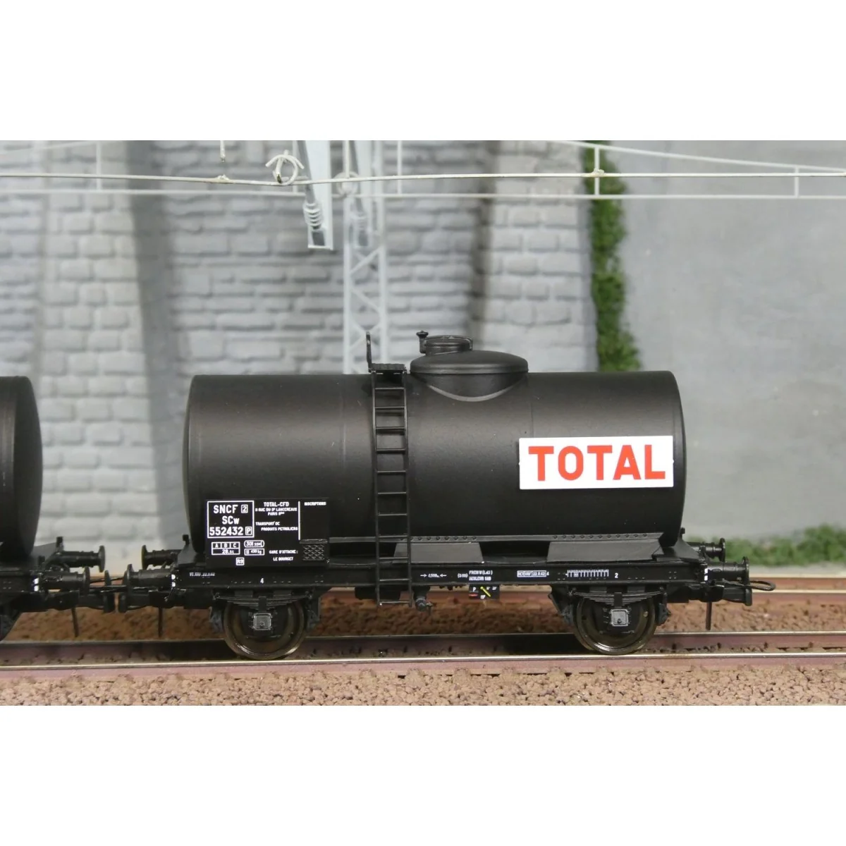 Ree models WB874 Set of 2 Oil tank wagons, SNCF, TOTAL Ree models WB874 Set of 2 Oil tank wagons, SNCF, TOTAL
