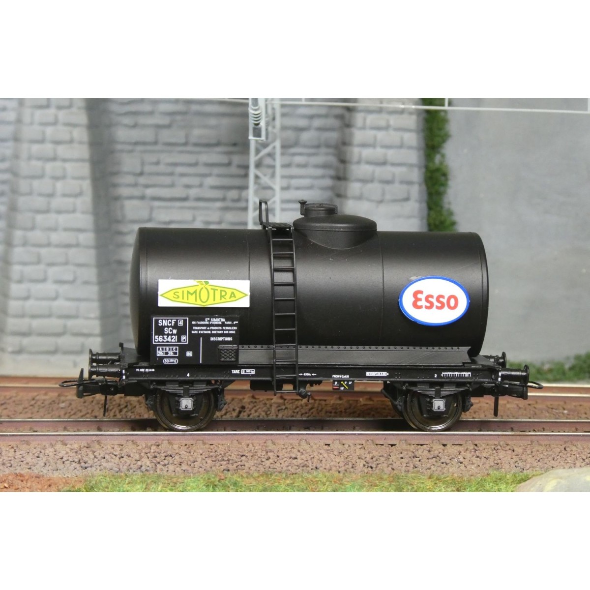 Ree models WB873 Petroleum Tank Wagon, SNCF, SIMOTRA-ESSO Ree models WB873 Petroleum Tank Wagon, SNCF, SIMOTRA-ESSO