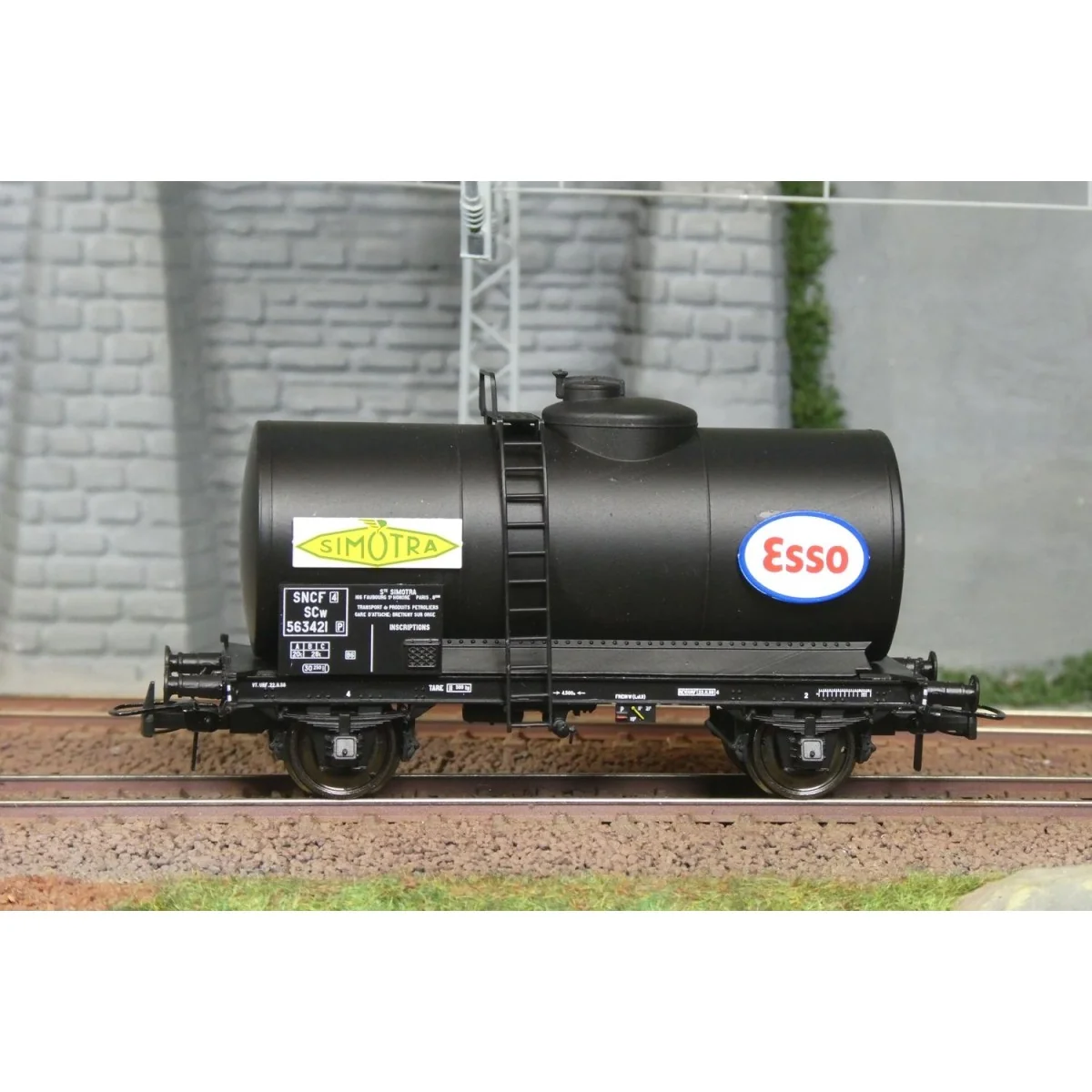 Ree models WB873 Petroleum Tank Wagon, SNCF, SIMOTRA-ESSO Ree models WB873 Petroleum Tank Wagon, SNCF, SIMOTRA-ESSO