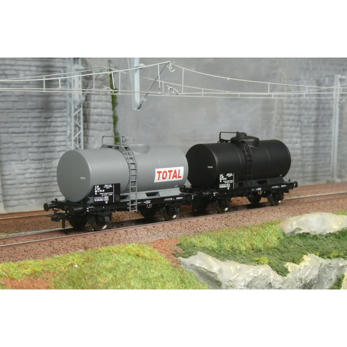 Ree models WB872 Set of 2 oil tank wagons, SNCF, TOTAL Ree models WB872 Set of 2 oil tank wagons, SNCF, TOTAL