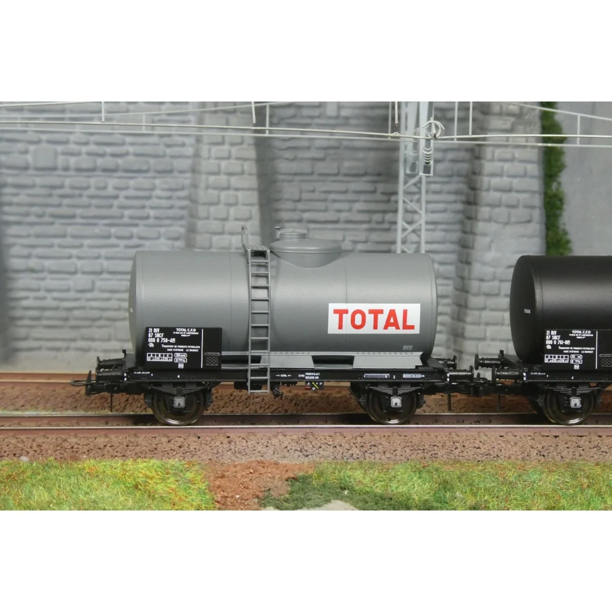 Ree models WB872 Set of 2 oil tank wagons, SNCF, TOTAL Ree models WB872 Set of 2 oil tank wagons, SNCF, TOTAL