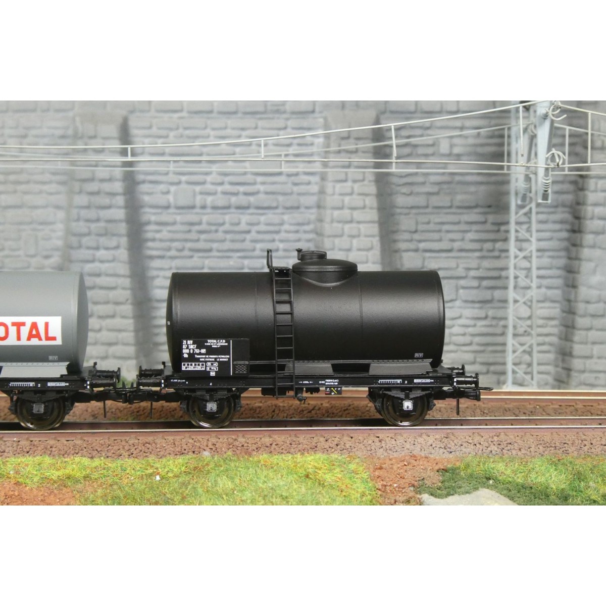 Ree models WB872 Set of 2 oil tank wagons, SNCF, TOTAL Ree models WB872 Set of 2 oil tank wagons, SNCF, TOTAL