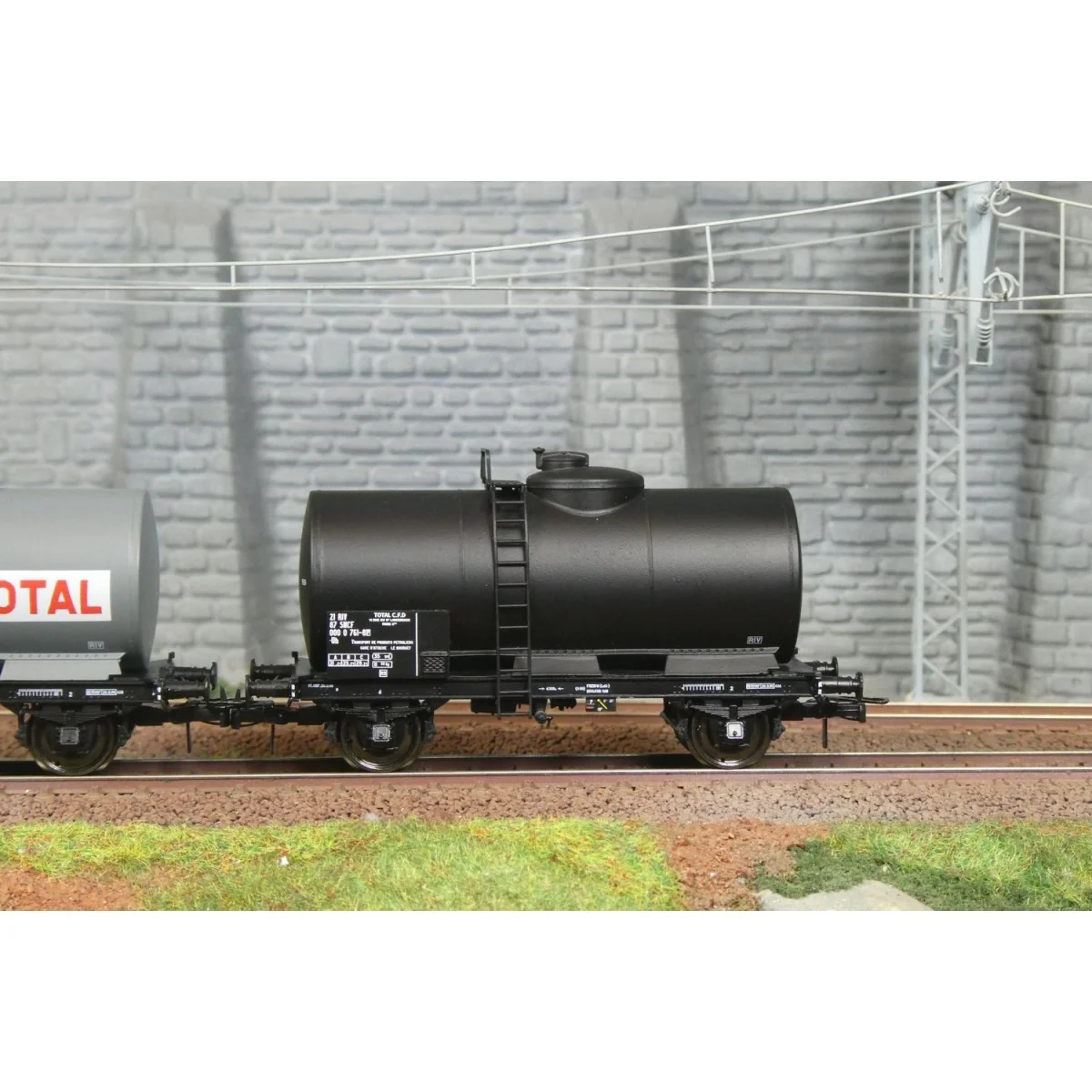 Ree models WB872 Set of 2 oil tank wagons, SNCF, TOTAL Ree models WB872 Set of 2 oil tank wagons, SNCF, TOTAL