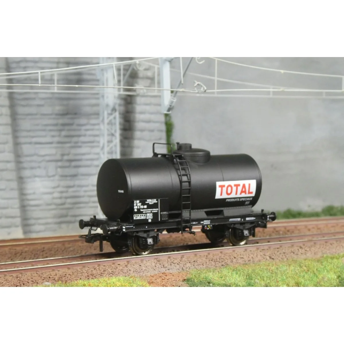 Ree models WB871 Petroleum Tank Wagon, SNCF, TOTAL