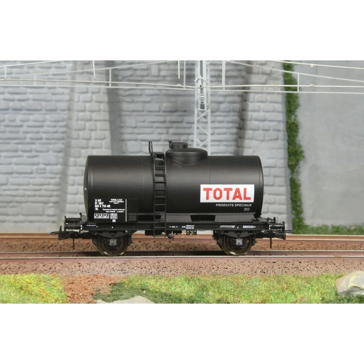 Ree models WB871 Petroleum Tank Wagon, SNCF, TOTAL
