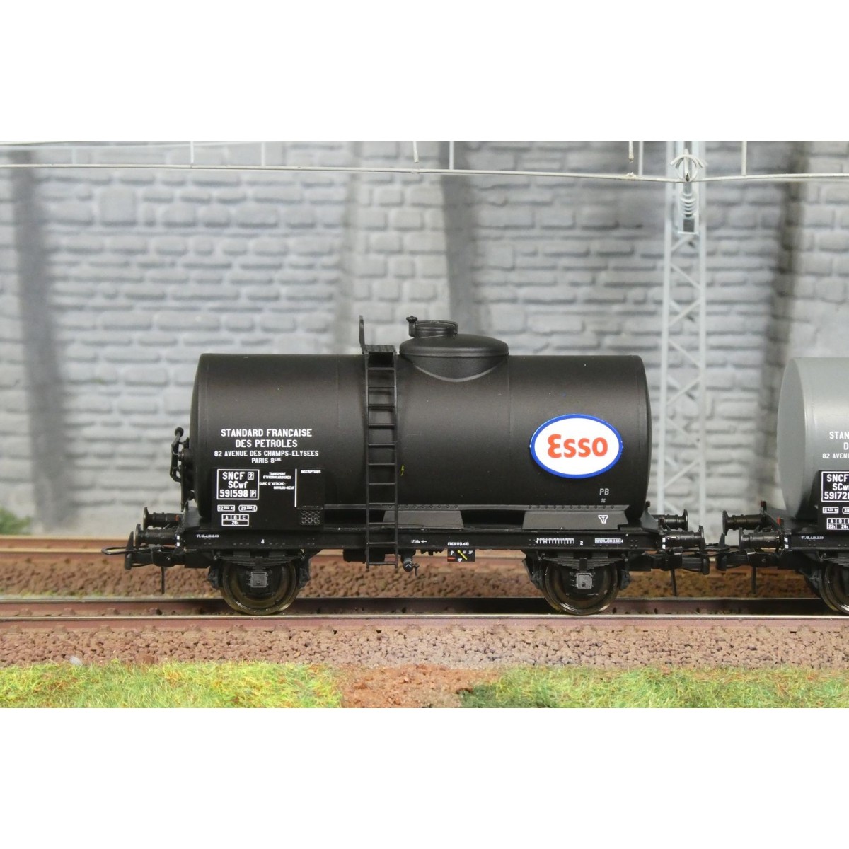 Ree Models WB870 Set of 2 Petrol Tank Wagons, SNCF, ESSO Ree Models WB870 Set of 2 Petrol Tank Wagons, SNCF, ESSO