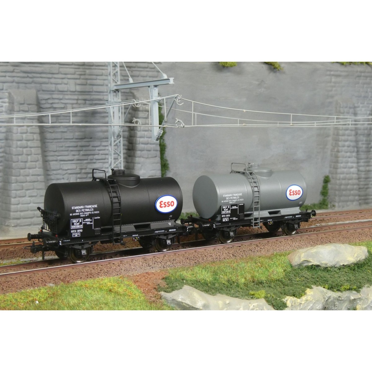 Ree Models WB870 Set of 2 Petrol Tank Wagons, SNCF, ESSO Ree Models WB870 Set of 2 Petrol Tank Wagons, SNCF, ESSO