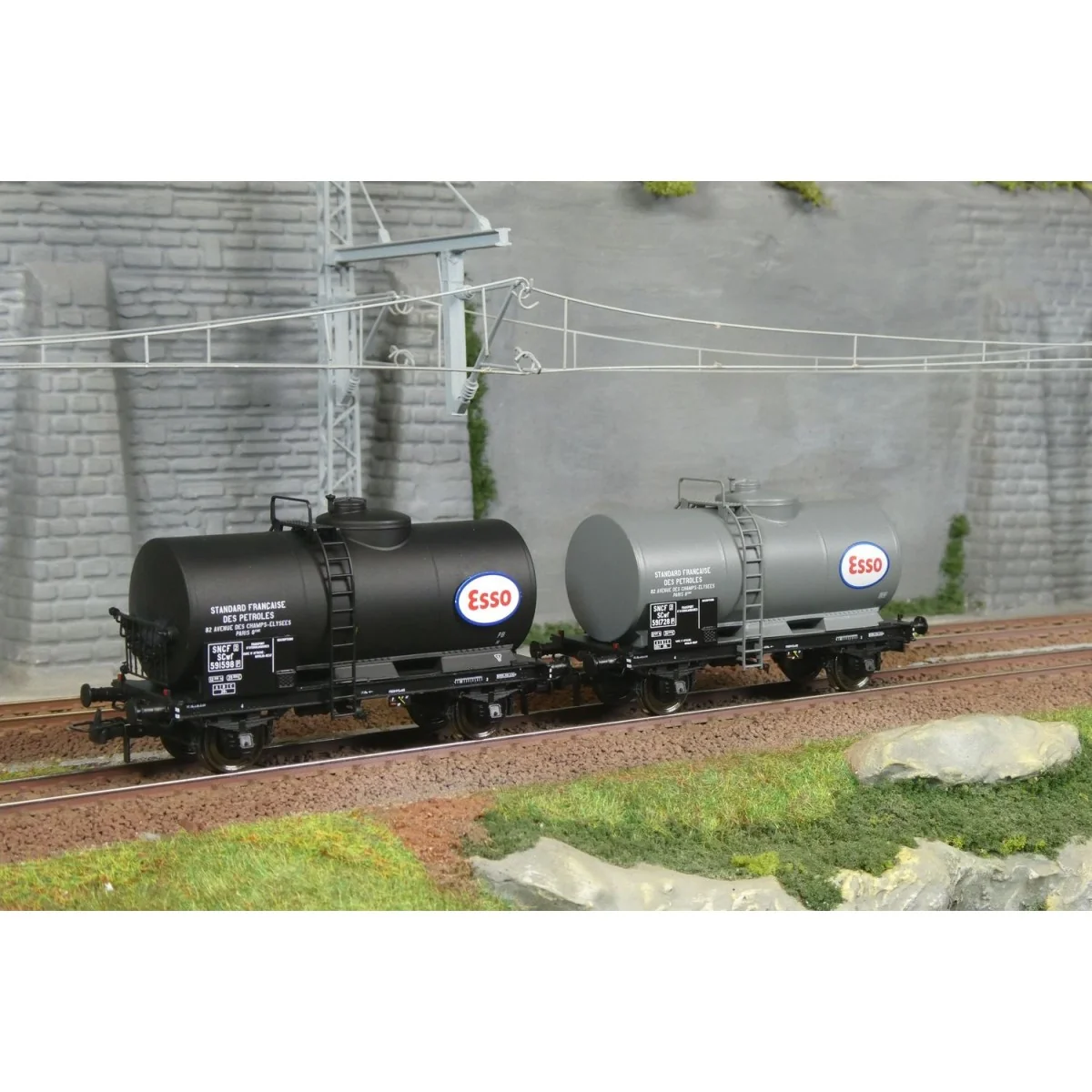 Ree Models WB870 Set of 2 Petrol Tank Wagons, SNCF, ESSO Ree Models WB870 Set of 2 Petrol Tank Wagons, SNCF, ESSO