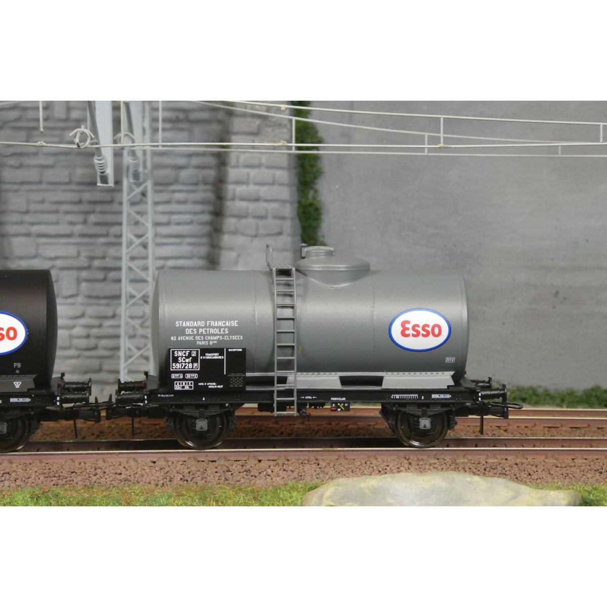 Ree Models WB870 Set of 2 Petrol Tank Wagons, SNCF, ESSO Ree Models WB870 Set of 2 Petrol Tank Wagons, SNCF, ESSO
