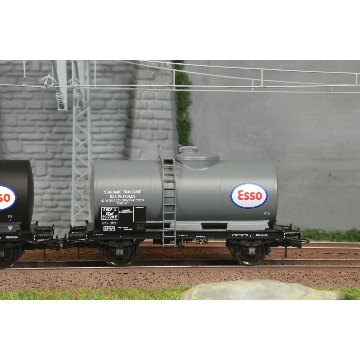 Ree Models WB870 Set of 2 Petrol Tank Wagons, SNCF, ESSO Ree Models WB870 Set of 2 Petrol Tank Wagons, SNCF, ESSO
