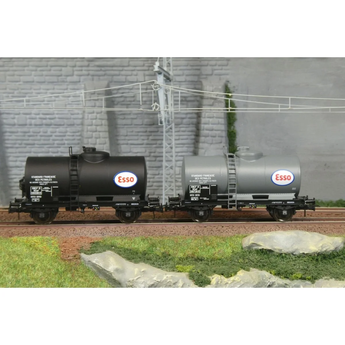 Ree Models WB870 Set of 2 Petrol Tank Wagons, SNCF, ESSO Ree Models WB870 Set of 2 Petrol Tank Wagons, SNCF, ESSO