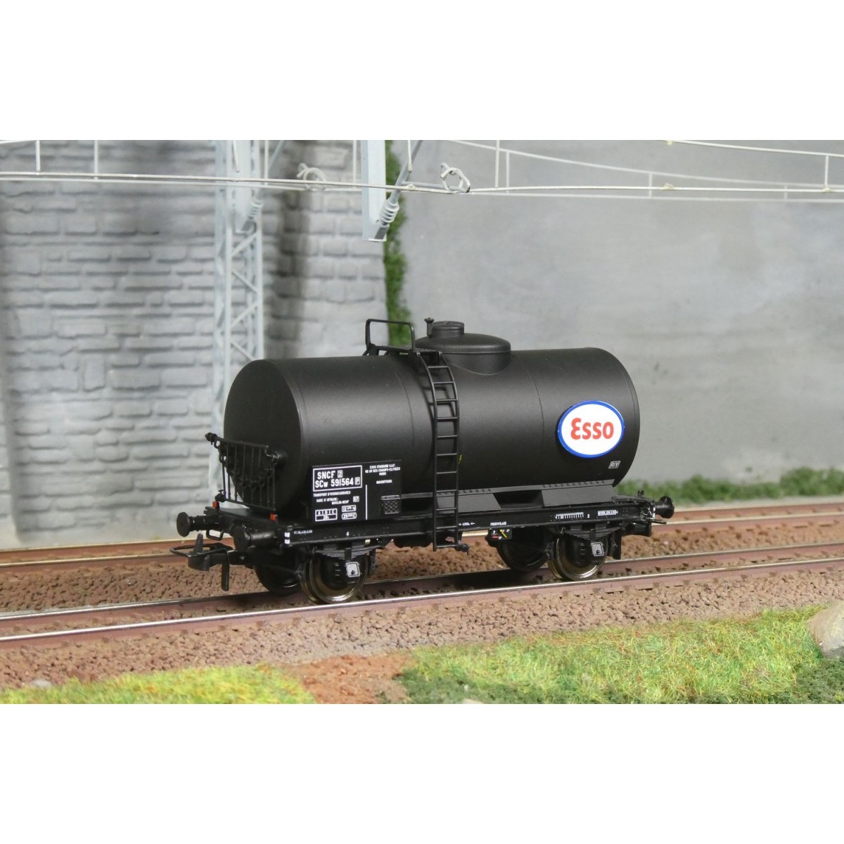 Ree models WB869 Petroleum Tank Wagon, SNCF, ESSO