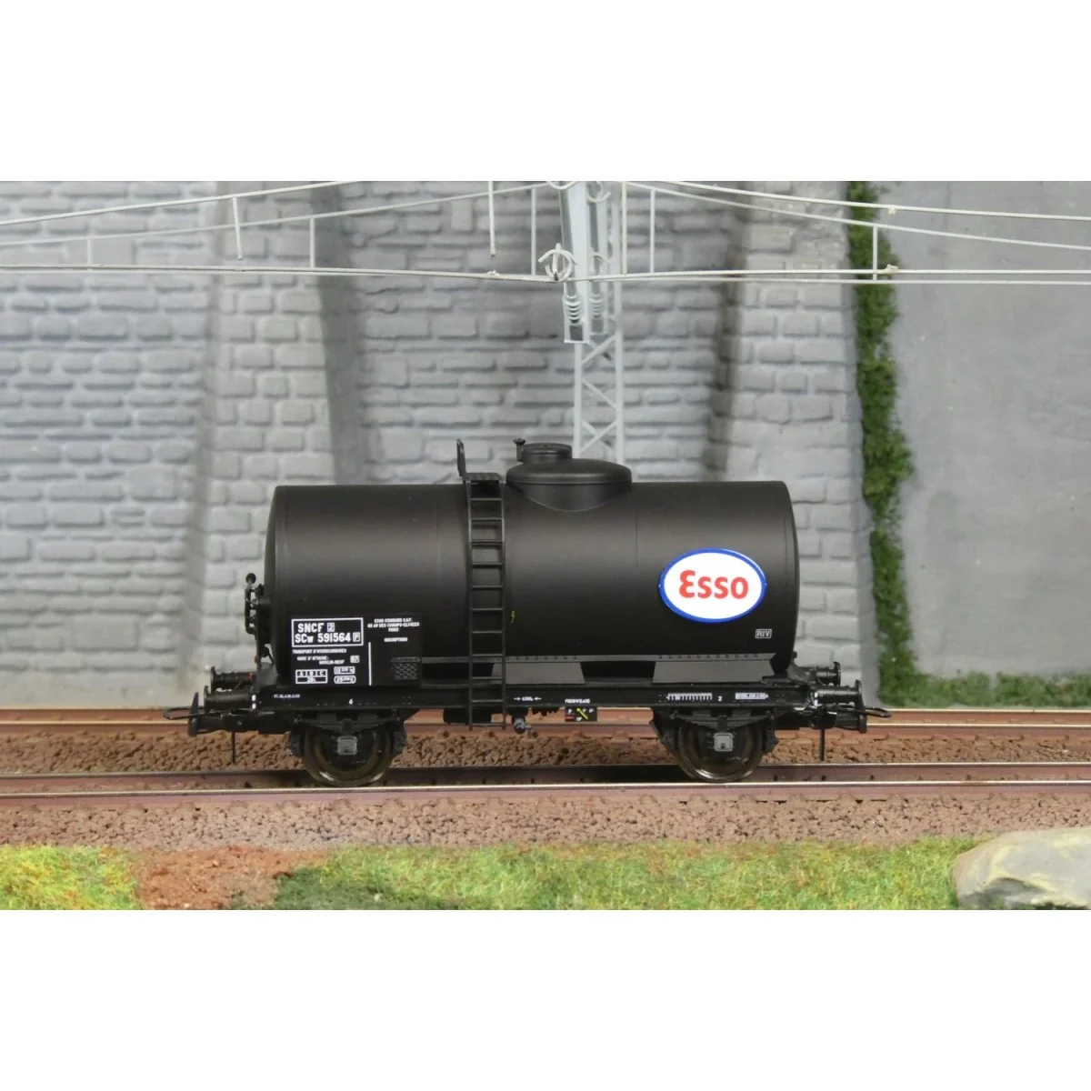 Ree models WB869 Petroleum Tank Wagon, SNCF, ESSO Ree models WB869 Petroleum Tank Wagon, SNCF, ESSO