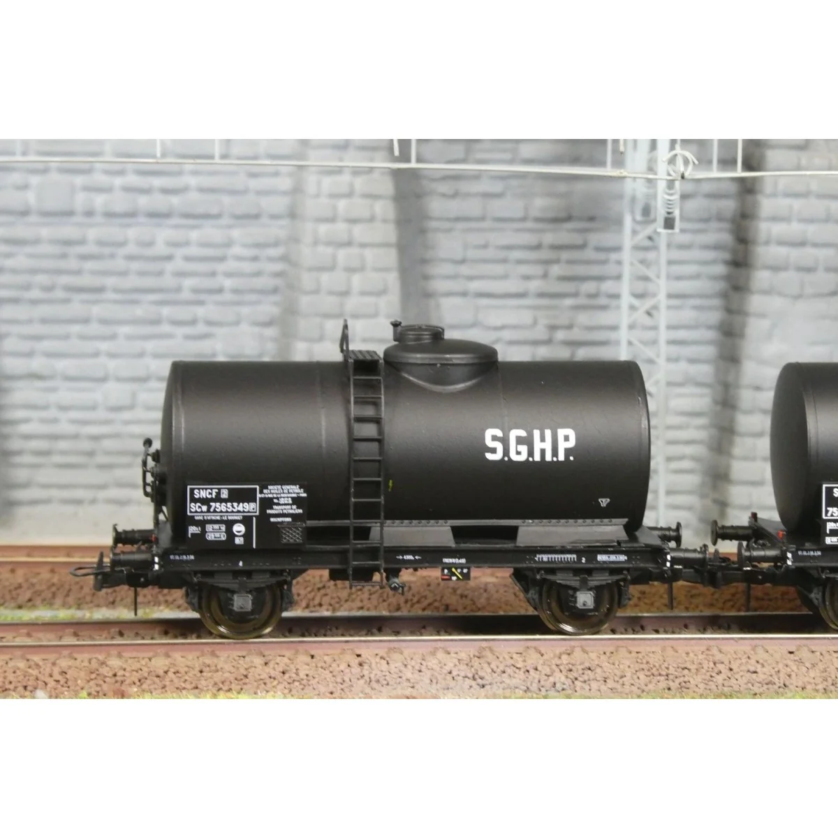Ree models WB868 Set of 2 Petrol, SNCF, SGHP tank wagons Ree models WB868 Set of 2 Petrol, SNCF, SGHP tank wagons