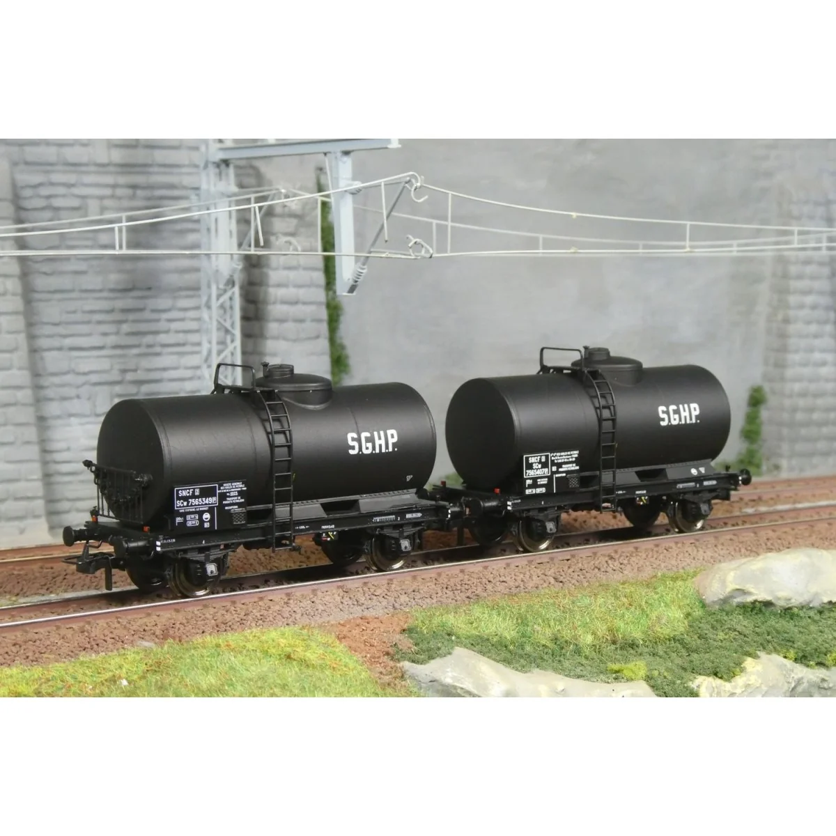 Ree models WB868 Set of 2 Petrol, SNCF, SGHP tank wagons Ree models WB868 Set of 2 Petrol, SNCF, SGHP tank wagons