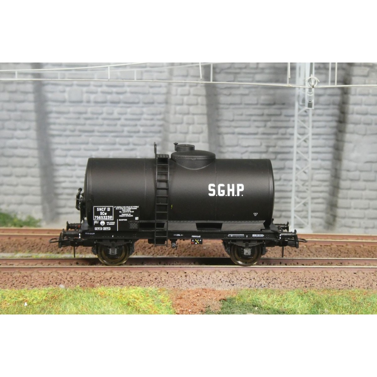Ree Models WB867 Petroleum Tank Wagon, SNCF, SGHP Ree Models WB867 Petroleum Tank Wagon, SNCF, SGHP