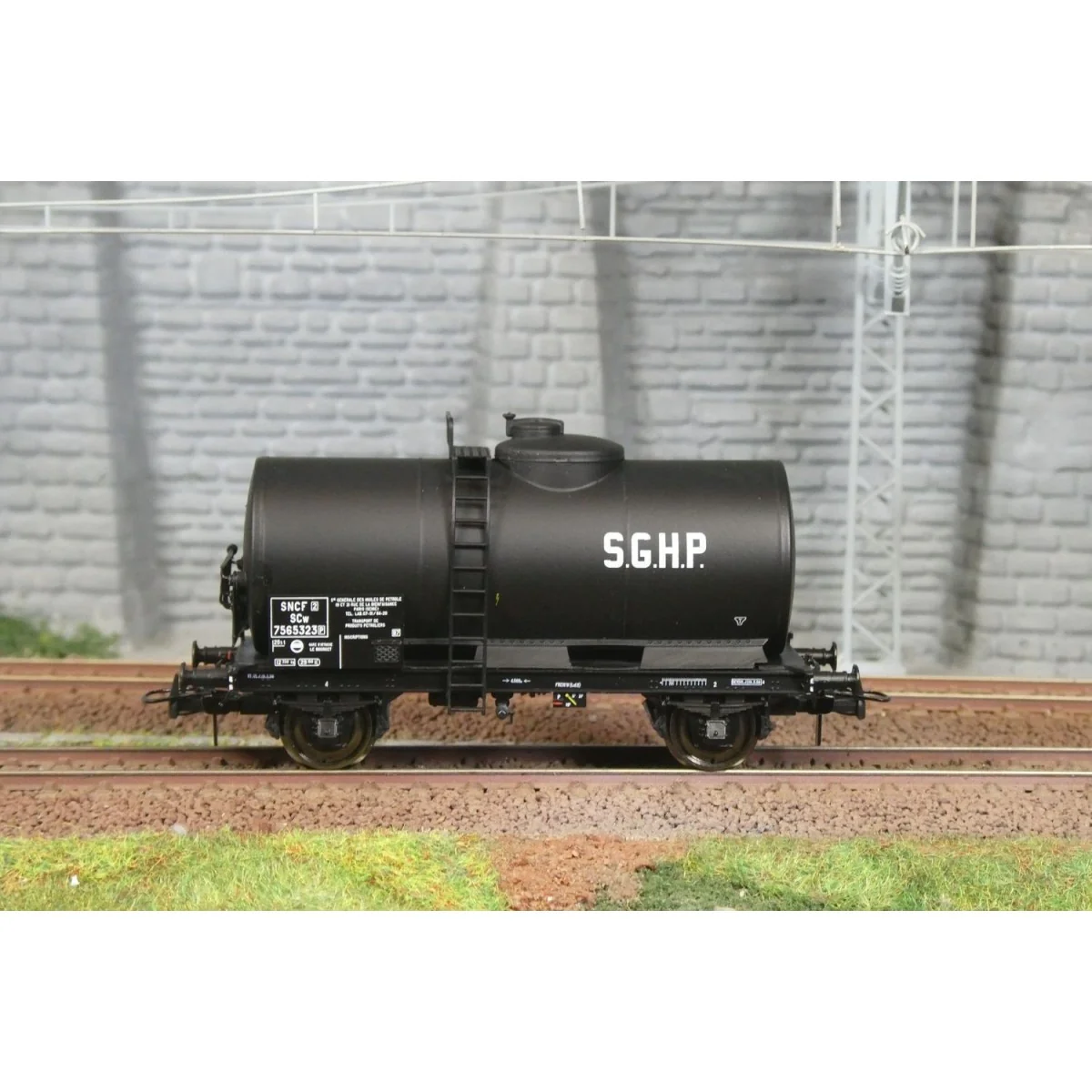 Ree Models WB867 Petroleum Tank Wagon, SNCF, SGHP Ree Models WB867 Petroleum Tank Wagon, SNCF, SGHP