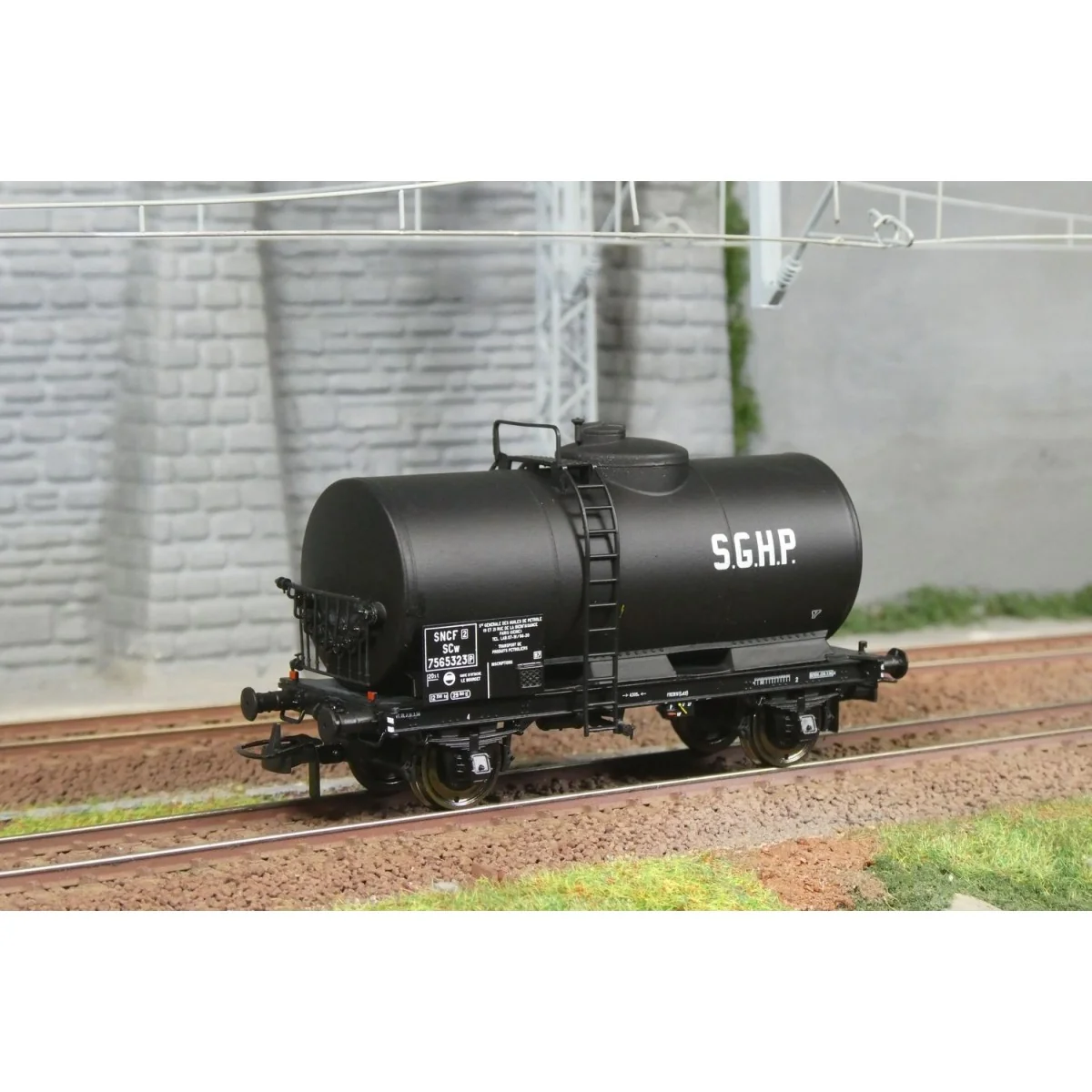Ree Models WB867 Petroleum Tank Wagon, SNCF, SGHP Ree Models WB867 Petroleum Tank Wagon, SNCF, SGHP