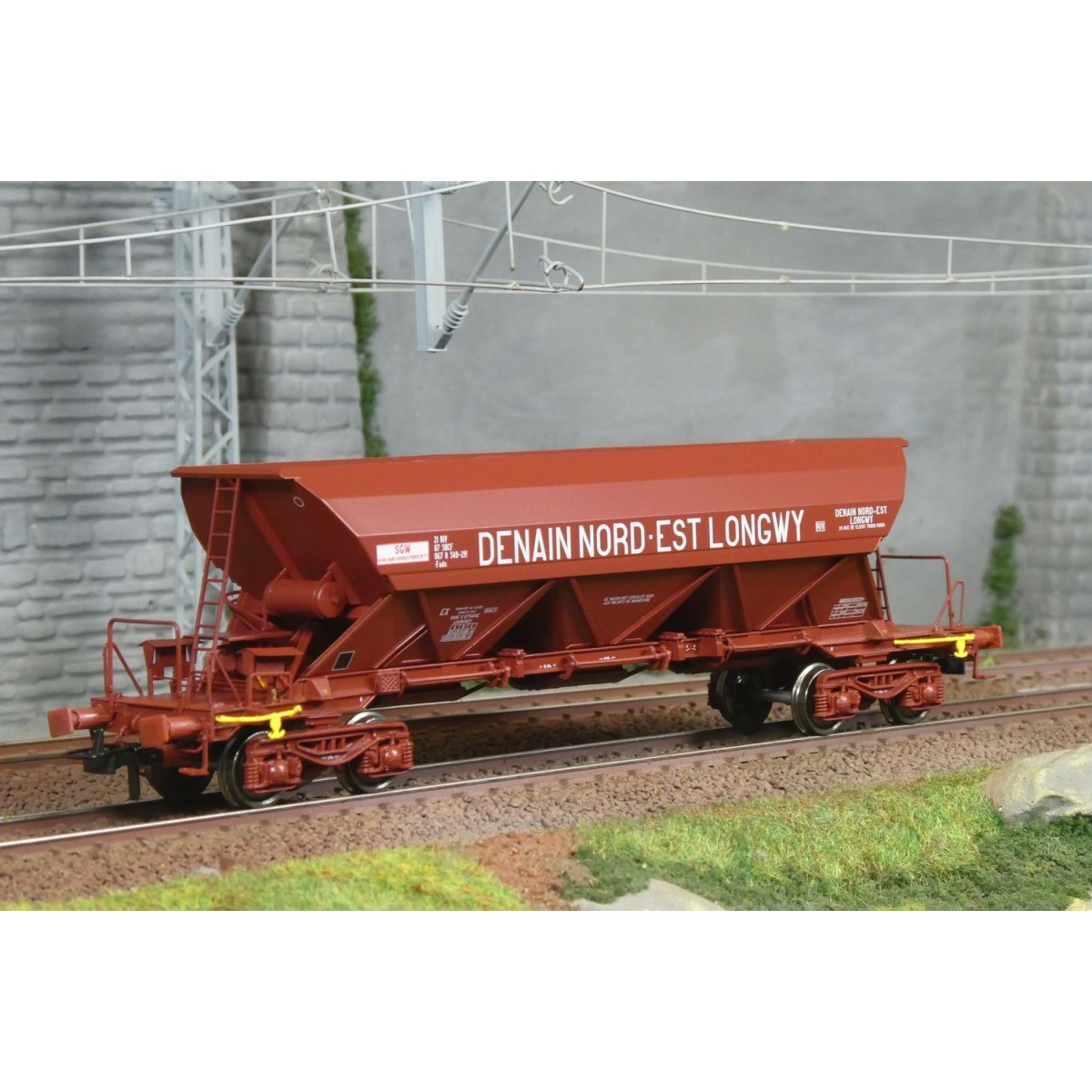 Ree models WB864 Hopper wagon EX Type 1, SNCF, DENAIN NORTH-EAST LONGWY Ree models WB864 Hopper wagon EX Type 1, SNCF, DENAIN NORTH-EAST LONGWY